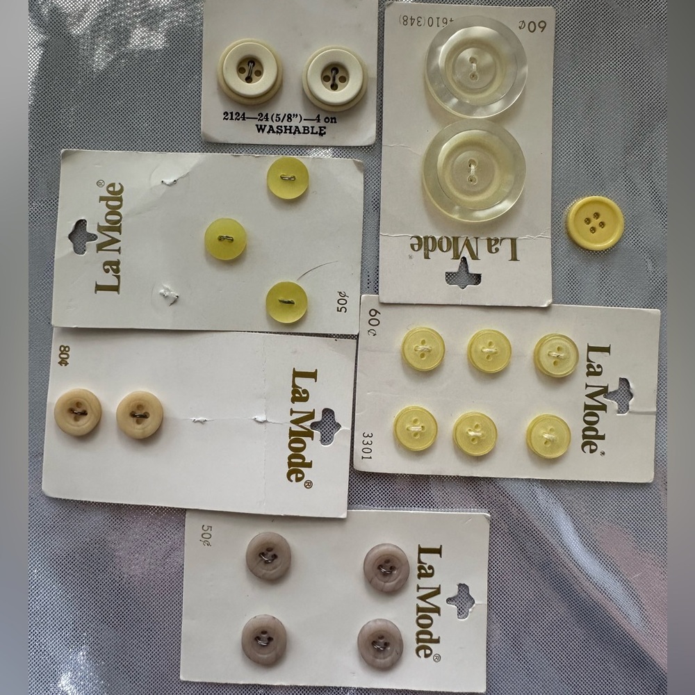 *3 for 1 bundle ~Buttons Assortment in Cream and Yellow (20)